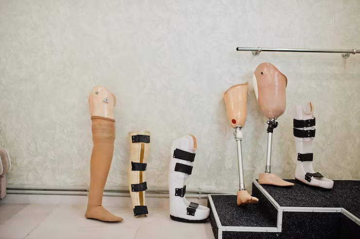 six-prosthetic-leg-prosthetist-clinic_627829-7237